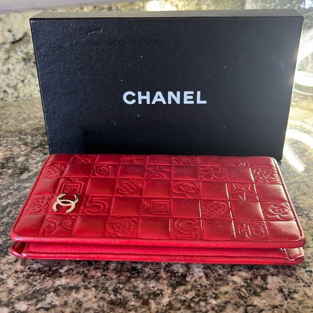 ❤️CHANEL BI FOLD LUCKY CHARM WALLET